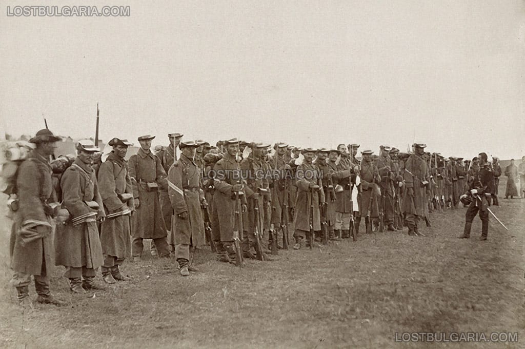 Румънски войници от Втори стрелкови батальон (vanatori) по време на строева подготовка, 1877 г.