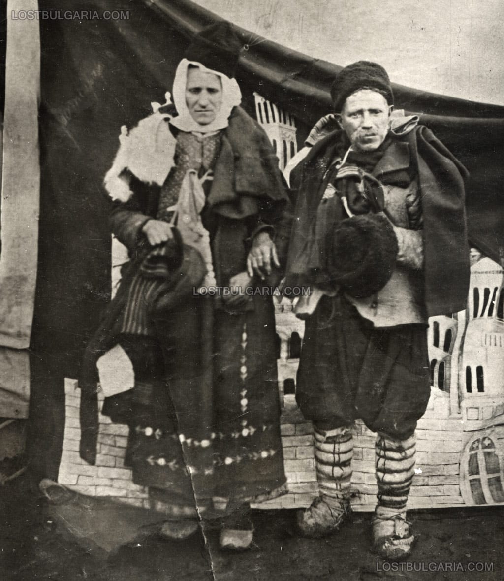 Нова Загора, 1924 г. Снимката е надписана: "Най-големата кражба на панаира на града са откраднали повече стока от 25 хиляди лева - лицата заловени и арестувани в града. Дедо и баба крали."