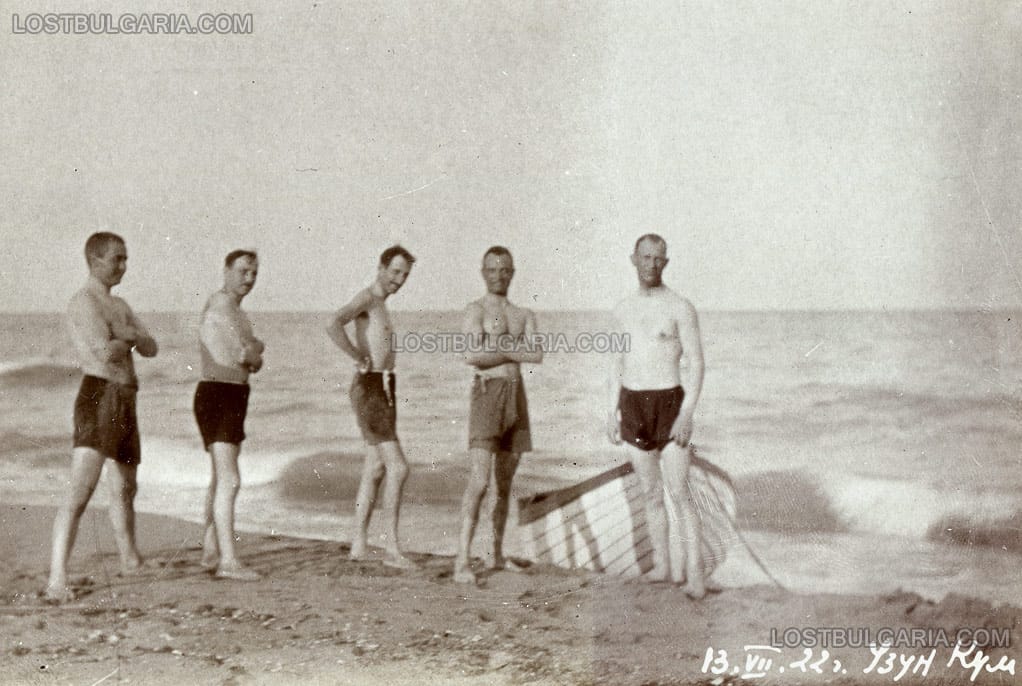 Н.В.Цар Борис III, адютантът му капитан Коста Скутунов (пред лодката) и компания на плажа на Узун Кум (Златни пясъци), заснети на 13 юли 1922 г.