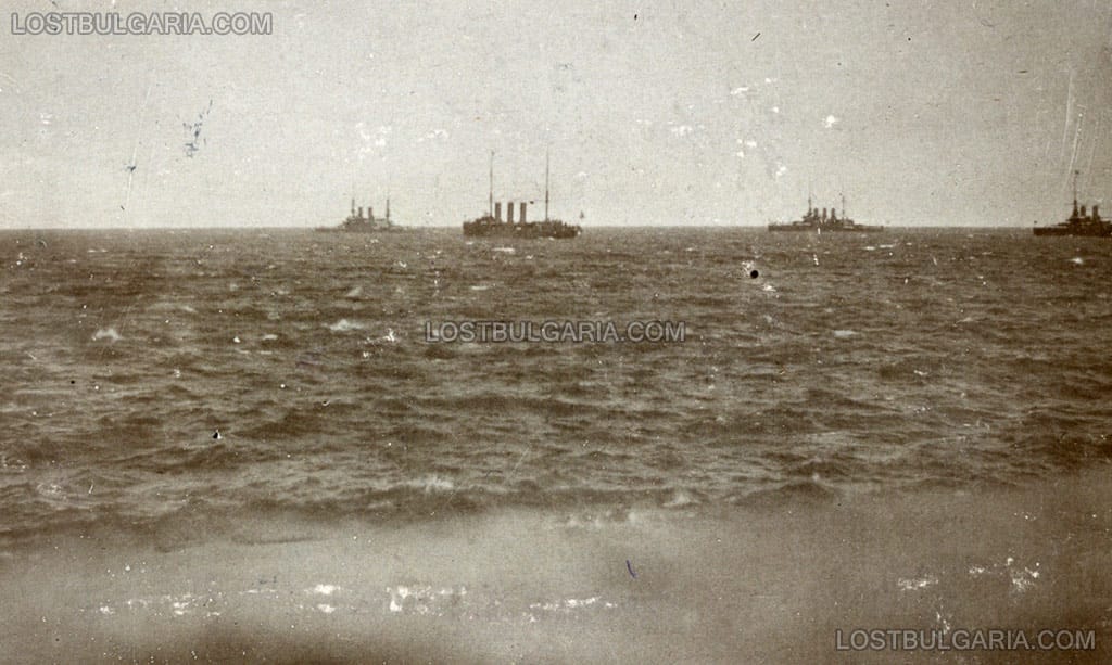 Руският имперски флот обстрелва бреговете на Варна, февруари 1916 г. (оригинално надписана - Руския флот бомб. Варна 1916)