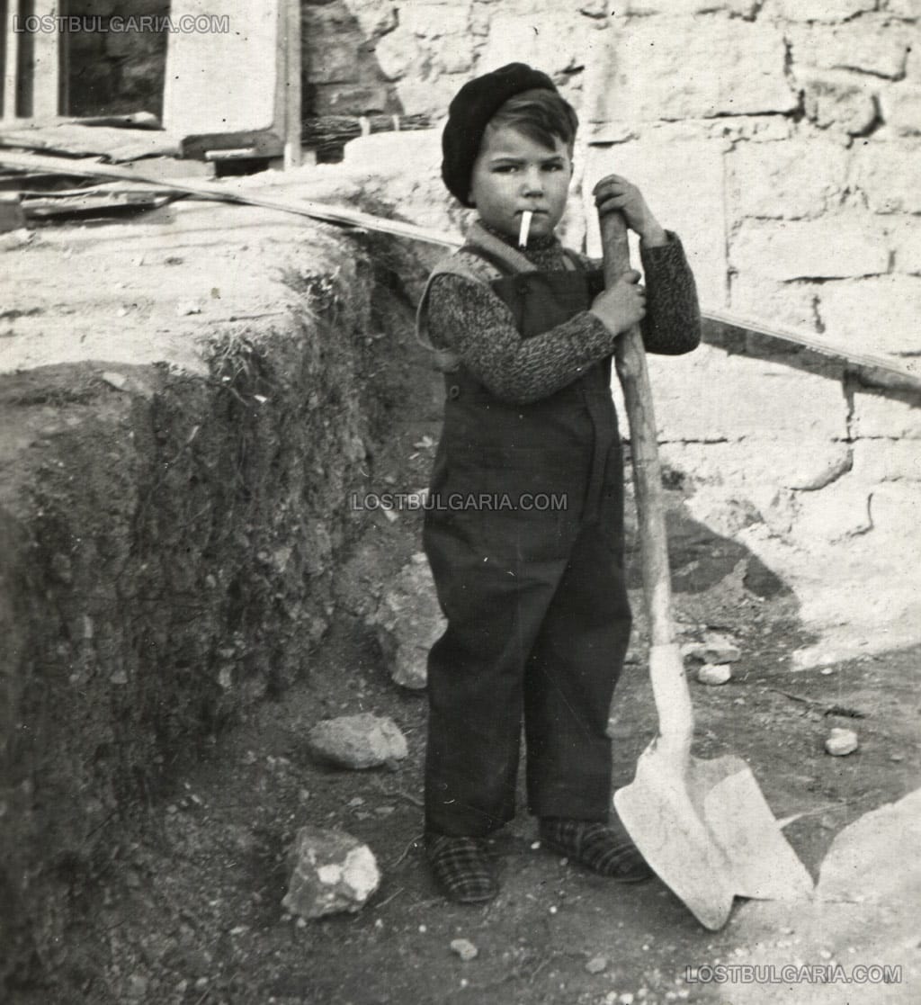 Claude Bernard Christian, Paris 1932 - жанрова фотография, заснета от неизвестен, български фотограф любител при посещението му във Франция