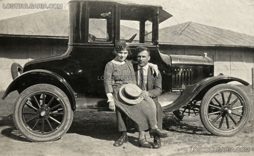 Надписана: "На тази картичка ще ме видите с мойта новата машина автомобил и една приятелка полячка, 1924 г."