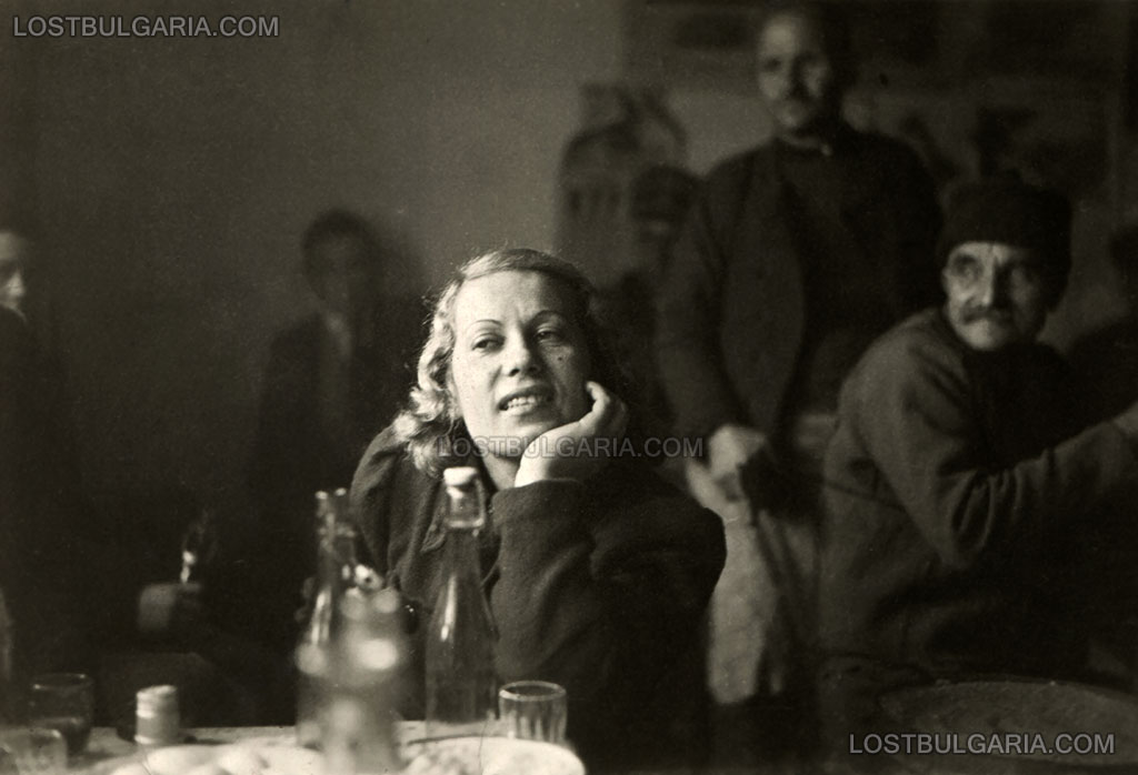 Портрет на млада дама в нетипична обстановка, 30-те години на ХХ век