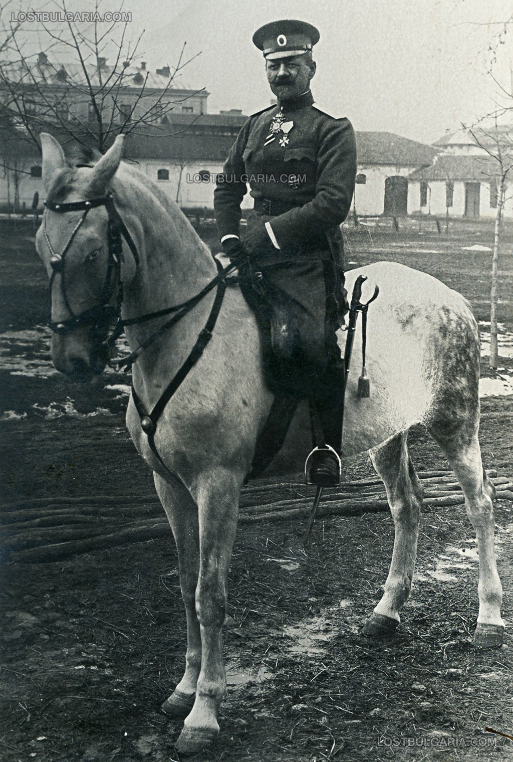Един от последните портрети на генерал Иван Колев, заснет в двора на гвардейските казарми в София, 1917 г.