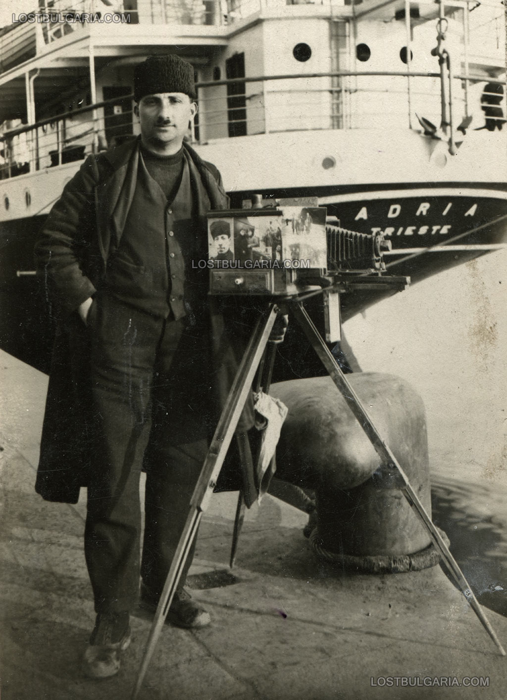 Уличен фотограф на пристанище Бургас или Варна, 30-те години на XX век