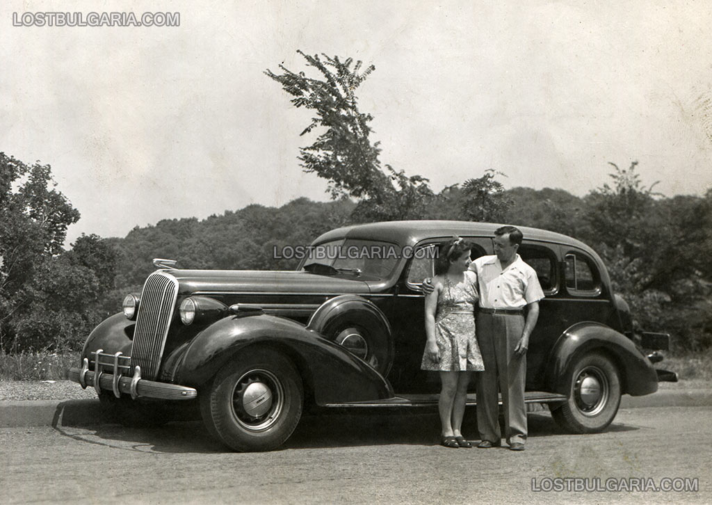 Надписана: "Снимка направена през месец юли 1946 год. в Саут парк, Питсбърг, Па. Това са вуйчо Никола и вуйна Стефанка и техния Buick (Бюик)"