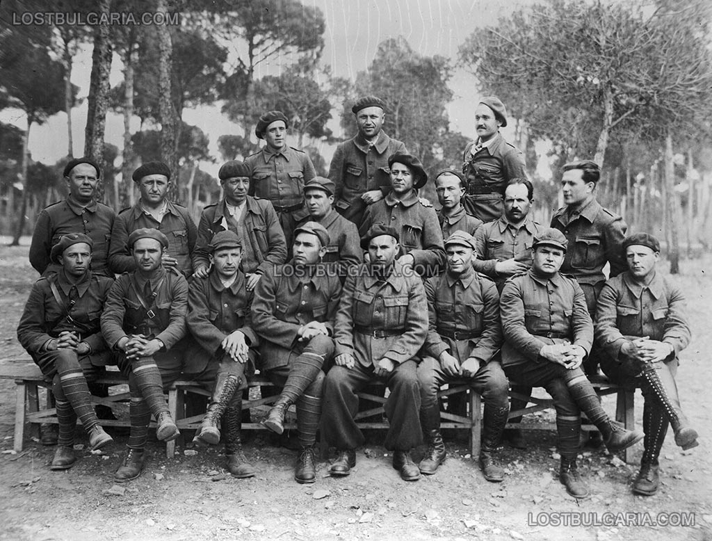 Българи доброволци-интербригадисти, пристигнали от Москва да се сражават в Испанската гражданска война на страната на Републиканската армия преди заминаване на фронта, Испания, Албасете, 1937 г.