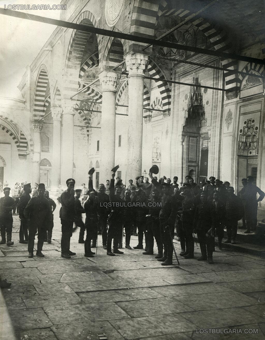 Българска войска в двора на джамията Султан Селим в Одрин след превземането на града на 13 март 1913 г.
