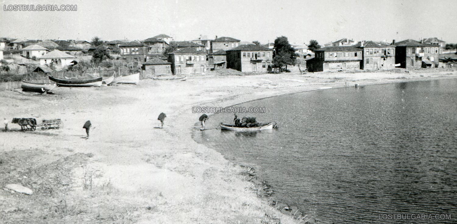 Ахтопол, залива - товарене на дървени въглища за транспортиране с лодка, вероятно 30-те години на ХХ век