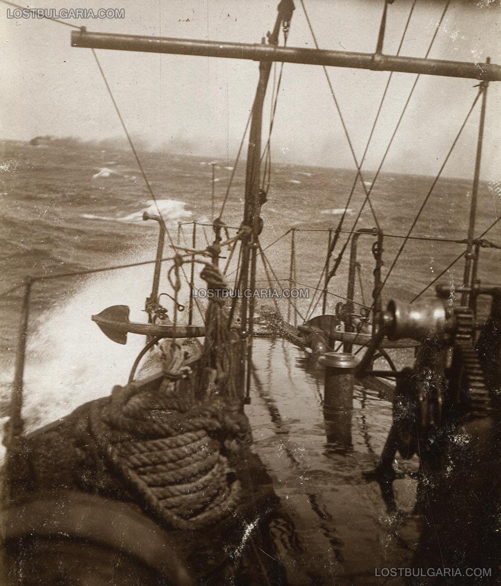 Фотография, заснета от борда на един от българските торпедоносци ("Дръзки", "Летящи", "Смели", "Строги", "Храбри", "Шумний") оригинално надписана: "При най-силно вълнение, минавайки покрай нос Емине. Представлява предната носова част на кораба, заливана от вълните." 7 октомври 1927 г.