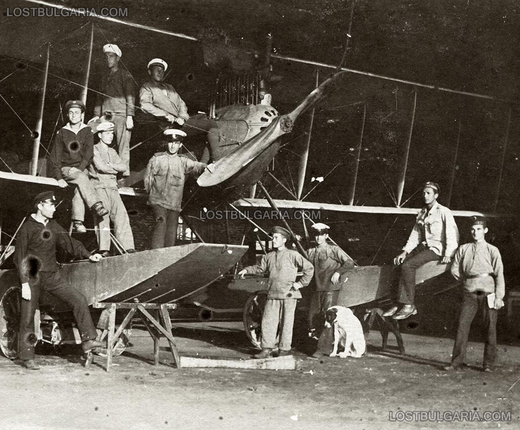 Морски авиатори и наземен персонал с хидроплан Friedrichshafen FF.33 в хангара на летище за водосамолети Пейнерджик (Чайка), вероятно около 1916/18 г.