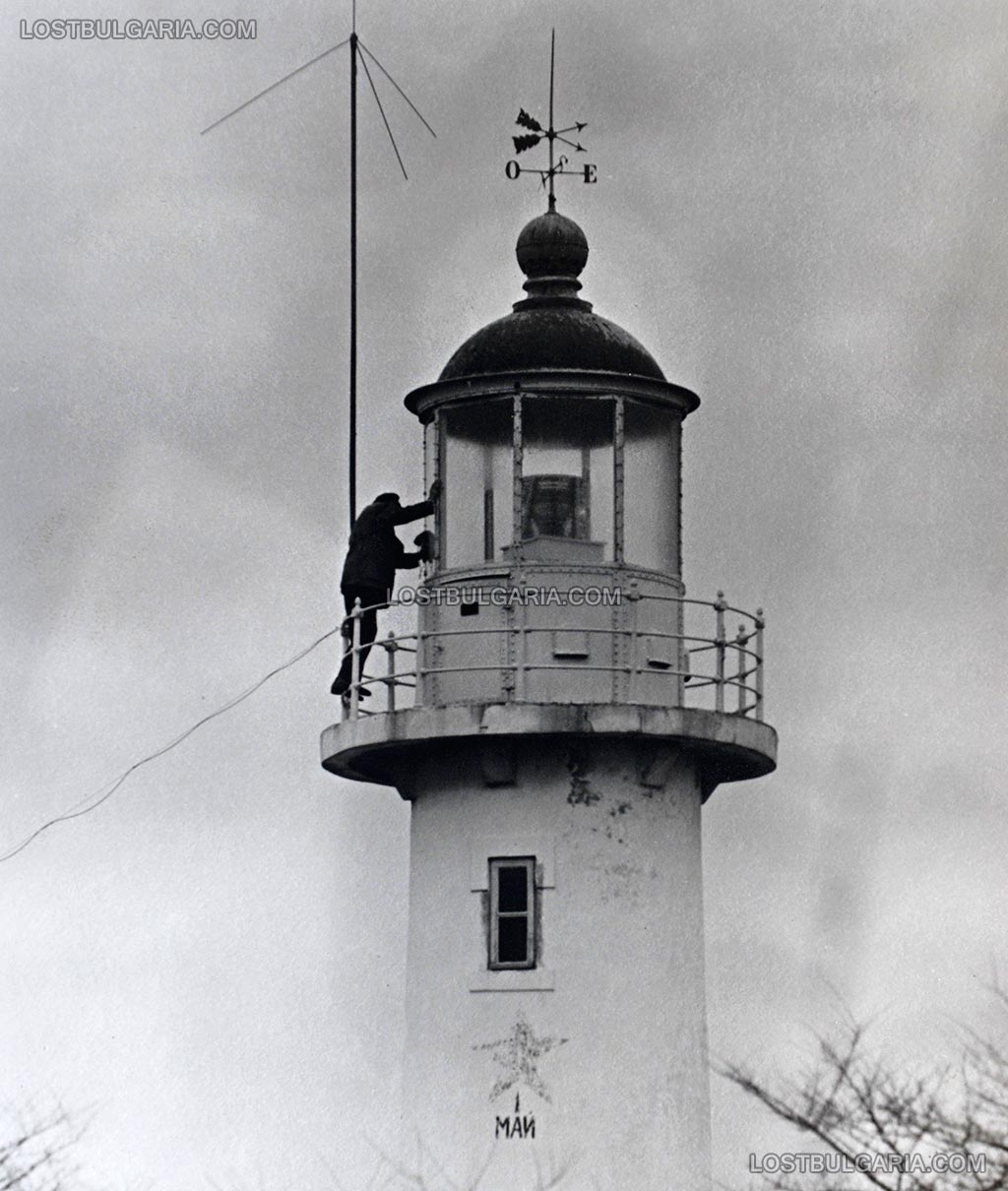 Началник маяка на созополския фар на остров "Свети Иван" Димитър Биберов почиства запотените стъкла на кулата, 80-те години на ХХ век