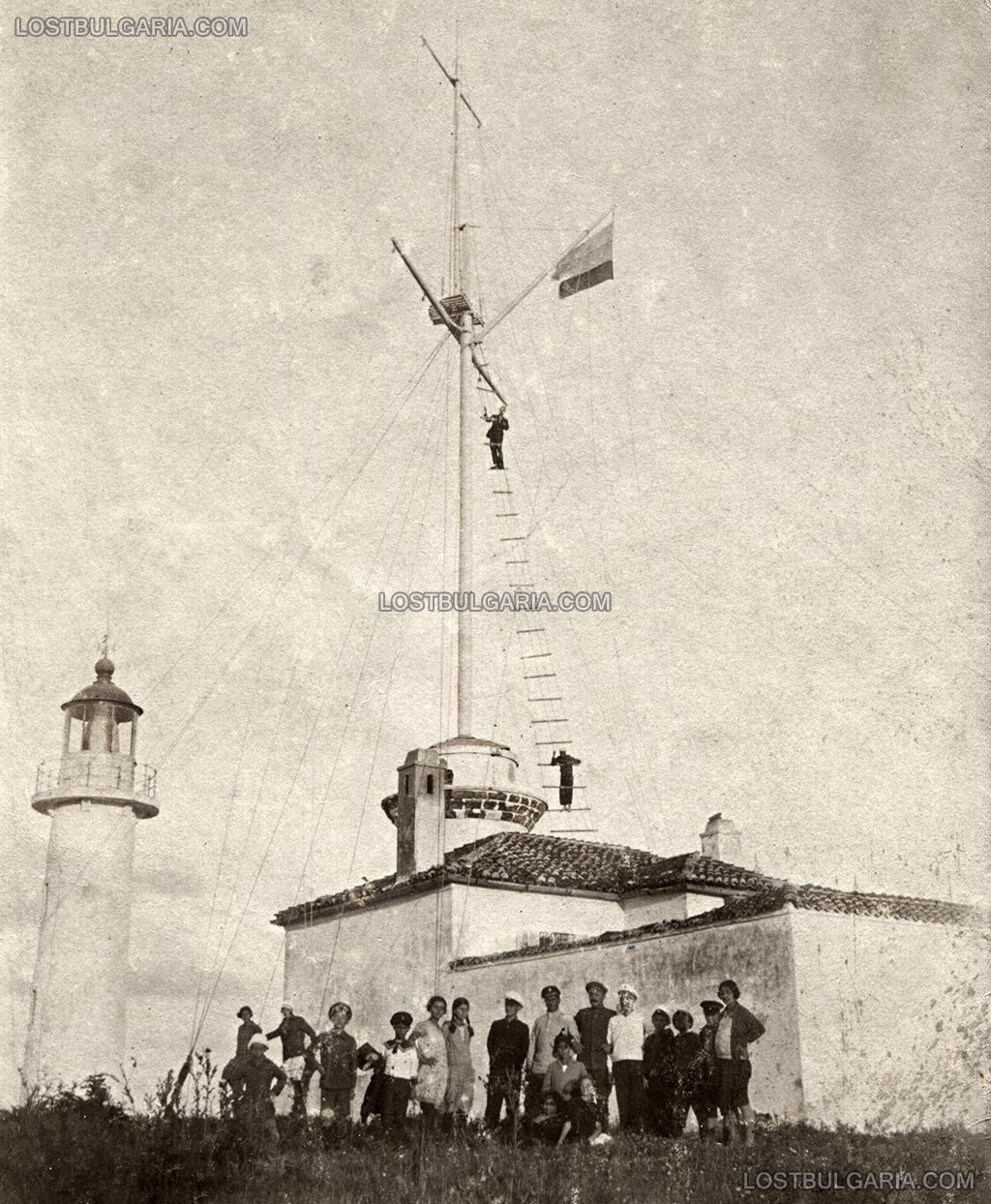 Посещение на децата от детската колония (лагер) в Созопол на фара на остров "Свети Иван", юли 1925 г.