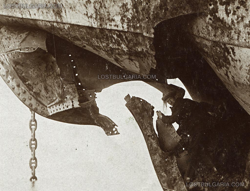 Надписана: "Тази картичка представлява един австрийски параход, разбит от една българска мина, като влизал в пристанището без да го предвождат и фотографират." Не е ясно кое е пристанището, вероятно се касае за Първата световна война, когато българските пристанища са били минирани.